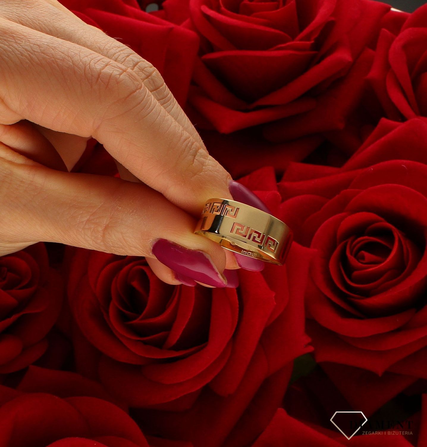 Złoty szeroki pierścionek damski 585 “Droga grecka” PI 3353. Ponadczasowy wzór inspirowany ikonami sztuki jubilerskiej podkreśli (2).jpg